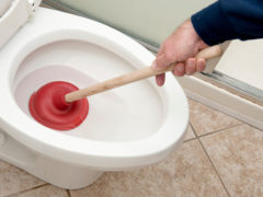 comment déboucher ses toilettes soi-même